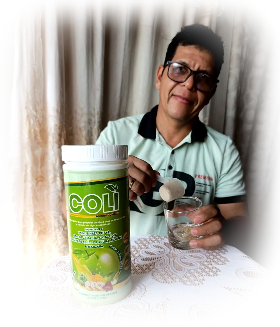 Víctor Lince preparando una porción de Coli con una cuchara sobre un vaso de agua