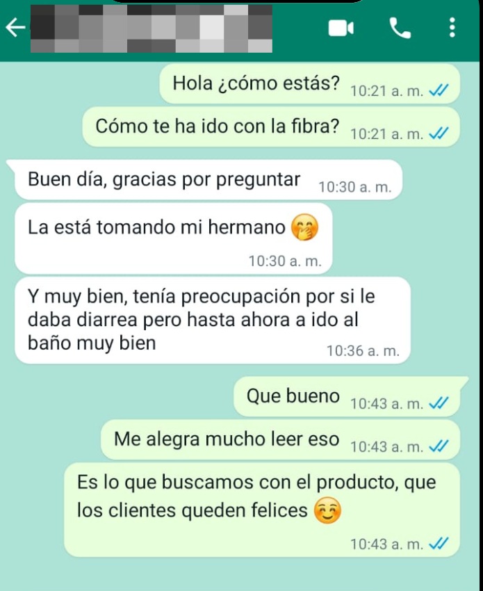Conversación real de WhatsApp con una clienta contando su experiencia tomando Coli
